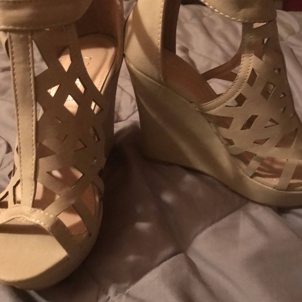 BEIGE WEDGES - Picture 3 of 7